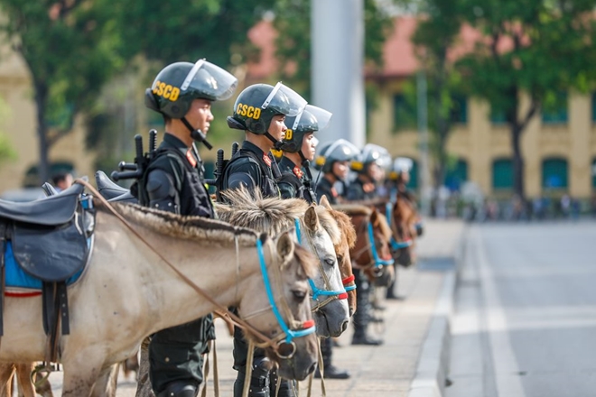 Đoàn Cảnh sát cơ động kỵ binh diễu hành, báo cáo hoạt động với Quốc hội