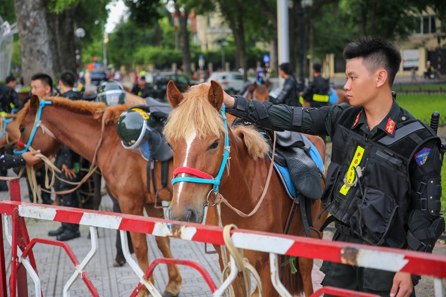 Để chuẩn bị cho màn diễu hành này, ngay từ sớm lực lượng Cảnh sát cơ động Kỵ binh đã có mặt gần tòa nhà Quốc hội, hoàn tất những khâu cuối cùng. (Ảnh: Minh Sơn/Vietnam+)