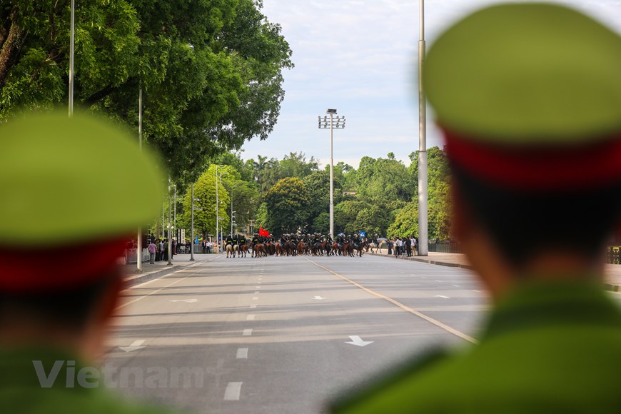 Đoàn Đại biểu Quốc hội dự buổi diễu hành của Khối Cảnh sát cơ động Kỵ binh trước khi bắt đầu phiên họp tập trung tại tòa nhà Quốc hội. (Ảnh: Minh Sơn/Vietnam+)