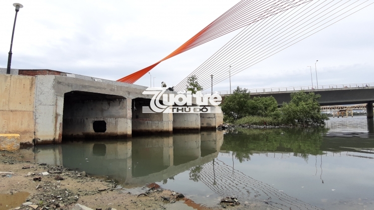 Hệ thống cống xả Đảo Xanh bị các doanh nghiệp xả lén nước thải, chảy ra sông Hàn tại chân cầu Trần Thị Lý (Ảnh: V.Q)