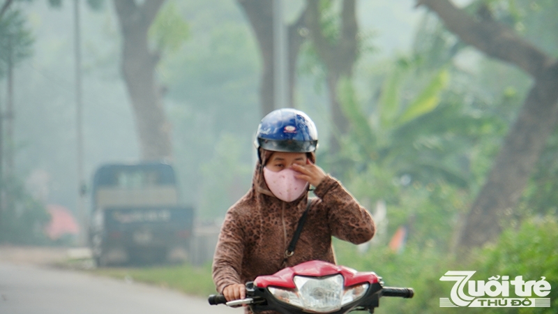 Nhiều người dân bị khói rơm rạ làm cay mắt gây nguy hiểm khi điều khiển phương tiện
