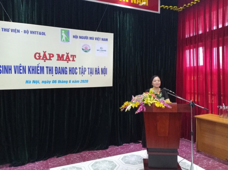Bà Vũ Dương Thúy Ngà, Vụ trưởng Vụ Thư viện (Bộ Văn hóa, Thể thao và Du lịch) phát biểu tại cuộc gặp mặt các em sinh viên khiếm thị