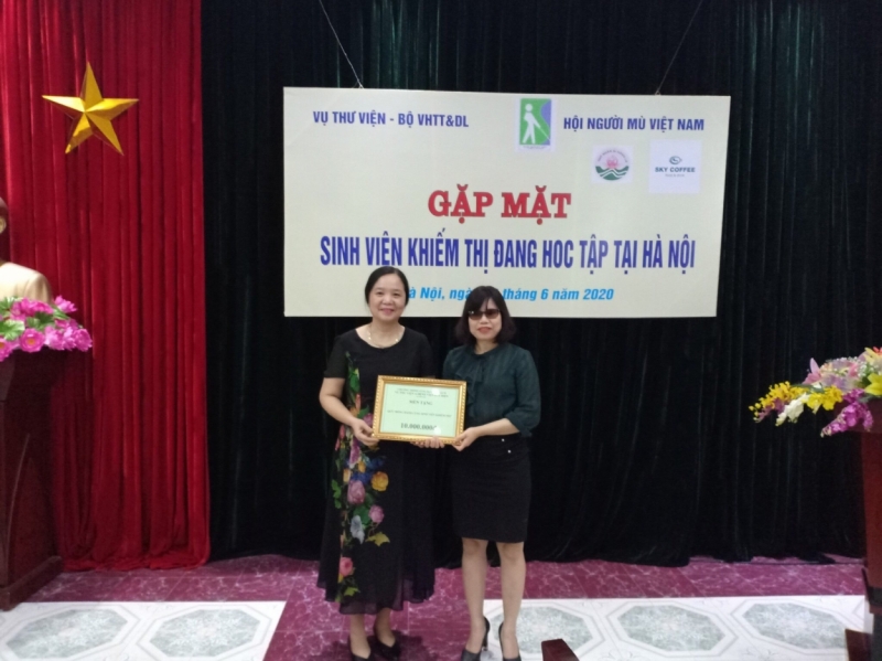 Bà Vũ Dương Thúy Ngà trao tặng quà cho các em sinh viên khiếm thị