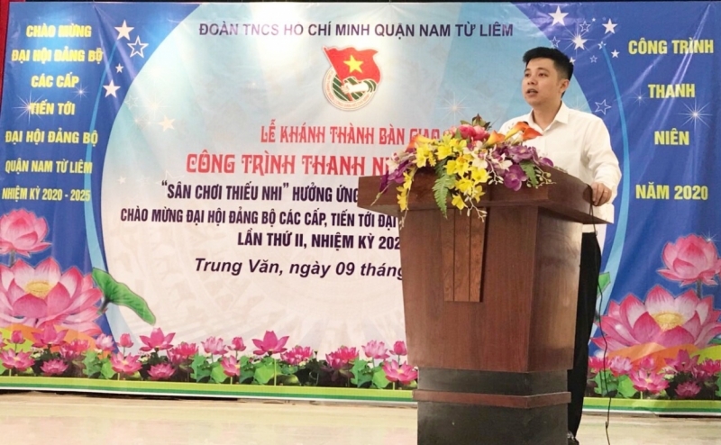 Đồng chí Nguyễn Anh Đức, Bí thư Quận đoàn, Chủ tịch Hội đồng Đội quận Nam Từ Liêm, Hà Nội phát biểu tại lễ khánh thành “Sân chơi thiếu thi”