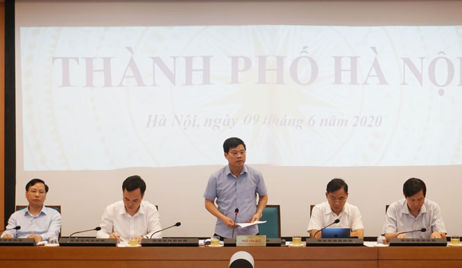 Phó Chủ tịch UBND thành phố Hà Nội Ngô Văn Quý báo cáo tại điểm cầu Hà Nội