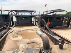 CSGT Hà Nội mật phục bắt 3 tàu khai thác cát trái phép trên sông Hồng