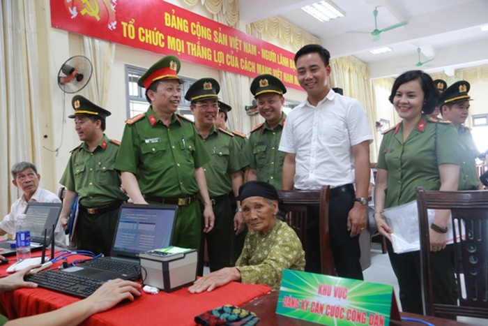 Đồng chí Nguyễn Đức Tiến - Phó Bí thư Thành đoàn, Chủ tịch Hội Liên hiệp Thanh niên Việt Nam thành phố Hà Nội, Đại tá Nguyễn Hồng Ky, Phó Giám đốc Công an TP Hà Nội cùng đoàn đại biểu tại chương trình