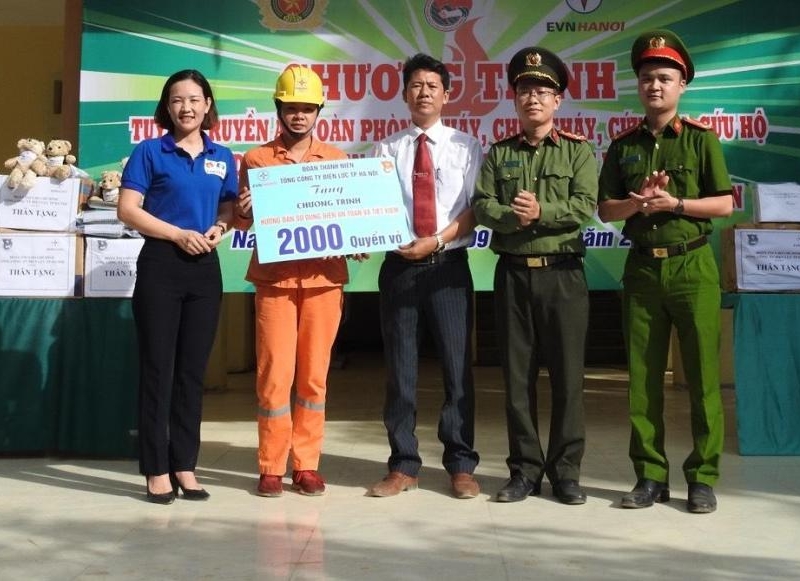 Trong khuôn khổ lễ phát động Chiến dịch Thanh niên tình nguyện hè, Đoàn Thanh niên EVN HANOI tặng quà tới thầy và trò trường Trung học cơ sở Nam Phương Tiến B