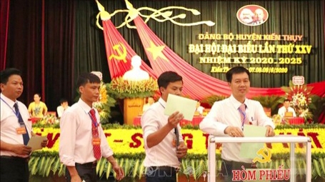 Các đại biểu bầu trực tiếp Bí thư Huyện uỷ
