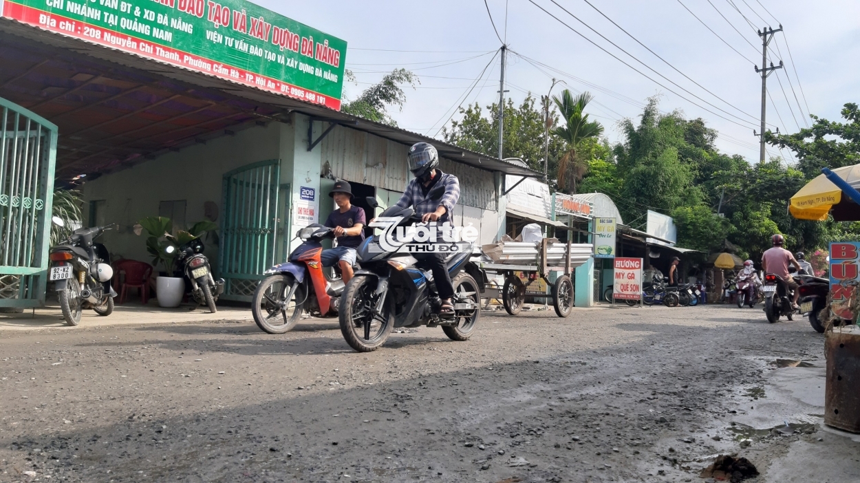 Mặt đường xuống cấp được chính quyền đổ đá dăm để người dân đi tạm (Ảnh: V.Q)