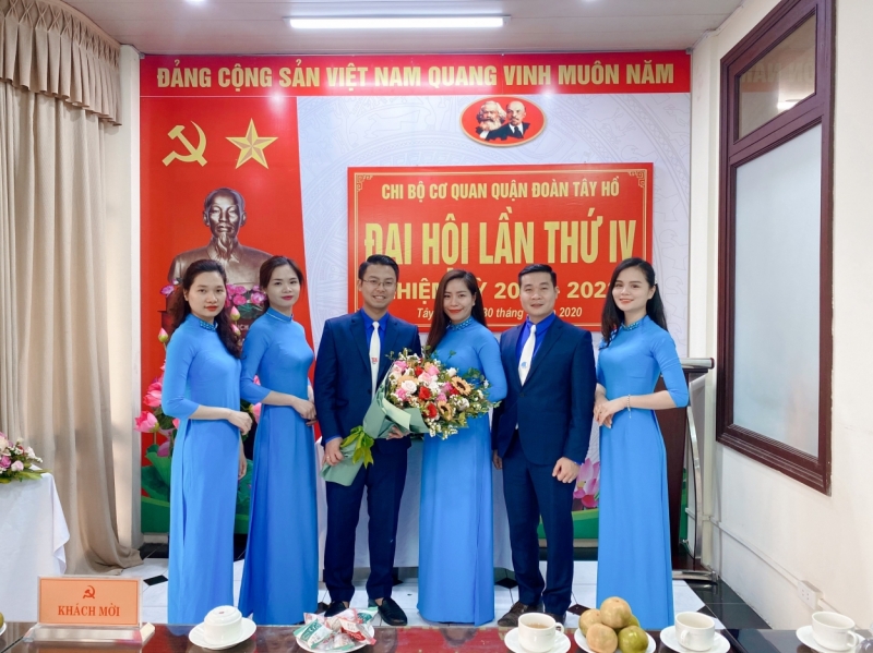 Đảng viên chi bộ cơ quan Quận đoàn Tây Hồ tham gia góp ý văn kiện Đại hội Đảng các cấp