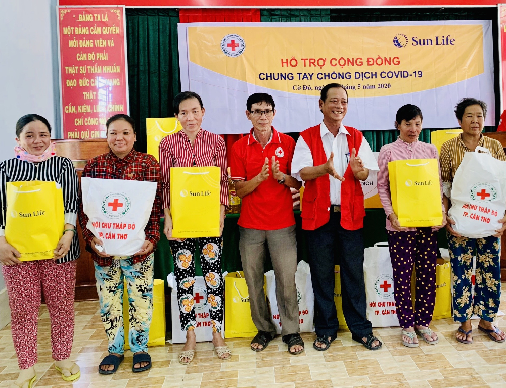 Đại diện Sun Life Việt Nam trao quà cho các gia đình bị ảnh hưởng bởi Covid-19 tại huyện Cờ Đỏ - thành phố Cần Thơ