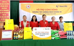 Sun Life Việt Nam trao quà cho các gia đình bị ảnh hưởng bởi Covid-19