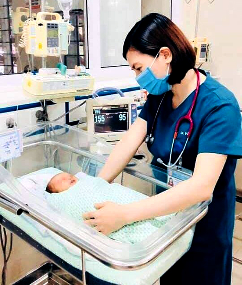 Các y, bác sĩ Bệnh viện Xanh Pôn đang chăm sóc đặc biệt cho cháu bé bị bỏ rơi