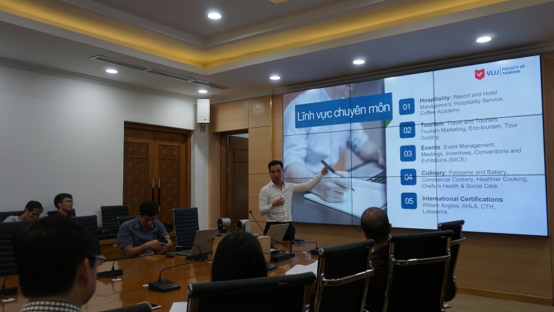 Đại diện ĐH Văn Lang trình bày về mô hình đào tạo của trường