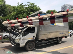 Hà Nội: Xe tải đâm sập thanh chắn hạn chế chiều cao cầu vượt Thái Hà – Chùa Bộc
