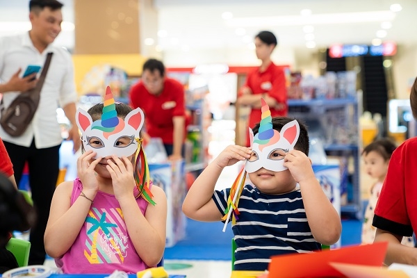 Trẻ được tự tay làm mặt kỳ lân xinh xắn, đáng yêu để kỷ niệm mình sau “chuyến tham quan” Xứ sở Cầu vồng.