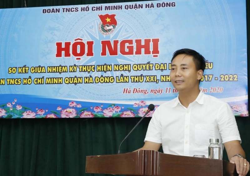 Đồng chí Nguyễn Đức Tiến, Phó Bí thư Thành đoàn, Chủ tịch Hội LHTN Việt Nam thành phố Hà Nội phát biểu tại hội nghị