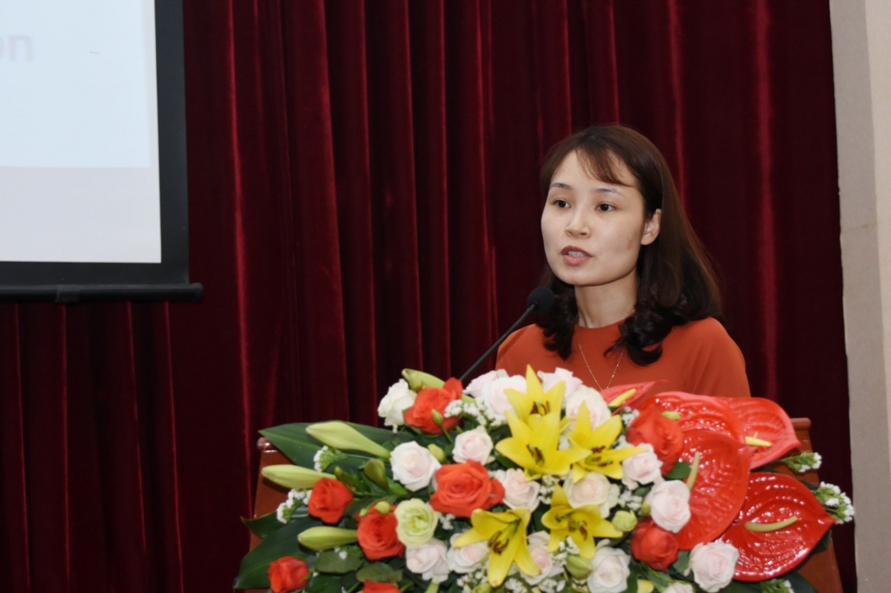 Diễn giả Phạm Thanh Nga trình bày báo cáo với chủ đề: