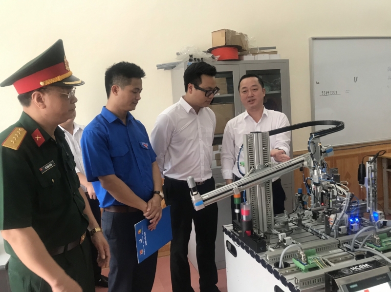 Đại diện lãnh đạo Thành đoàn, Quận đoàn Cầu Giấy, trường Cao đẳng Cơ điện Hà Nội và các đơn vị phối hợp tham quan mô hình đào tạo sinh viên trong thời công nghệ 4.0