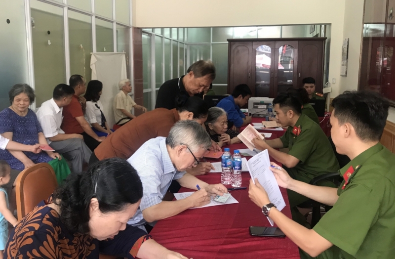 Đoàn viên, thanh niên công an hỗ trợ người dân giải quyết thủ tục hành chính cấp căn cước công dân
