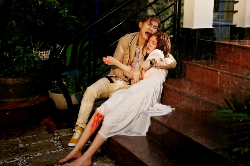  Những cảnh quay trong mưa đầy cảm xúc của cặp đôi là điểm nhấn của MV lần này.