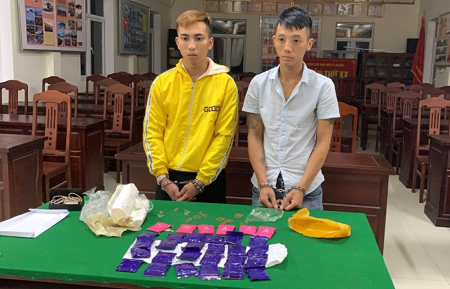 Quảng Trị: Bắt giữ 2 đối tượng thuê taxi vận chuyển hơn 6.000 viên ma túy