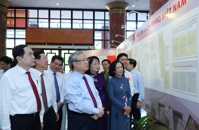 Thường trực Ban Bí thư Trần Quốc Vượng cùng các đồng chí lãnh đạo Đảng, Nhà nước dự chương trình gặp mặt các nhà báo tiêu biểu