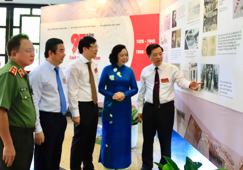 Ủy viên Trung ương Đảng, Phó Bí thư Thường trực Thành ủy Hà Nội Ngô Thị Thanh Hằng và các đại biểu tham quan triển lãm tại chương trình gặp mặt các nhà báo tiêu biểu