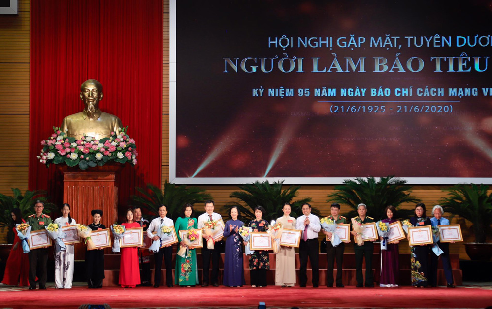 Trưởng ban Tổ chức Trung ương Phạm Minh Chính và Trưởng ban Dân vận Trung ương Trương Thị Mai trao Bằng khen tuyên dương các nhà báo đại diện 187 nhà báo tiêu biểu