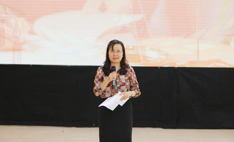 Cô Trần Thị Hải Yến- Hiệu trưởng trường THPT Trần Phú (Hoàn Kiếm) đại diện cho trường, cụm trường phát biểu khai mạc