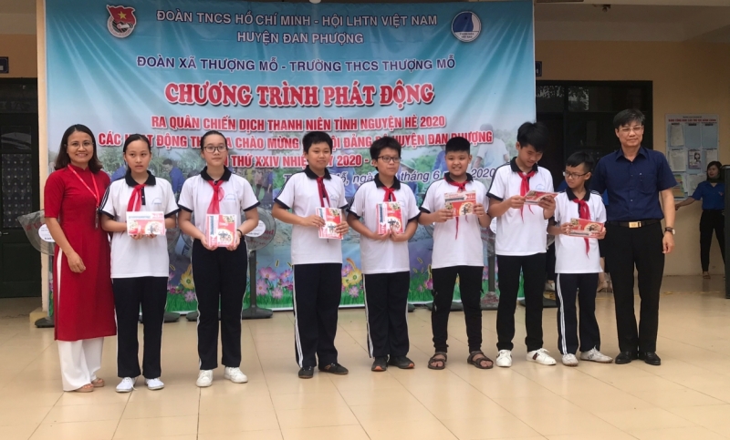 Các em học sinh nhận học bổng tiếng Anh