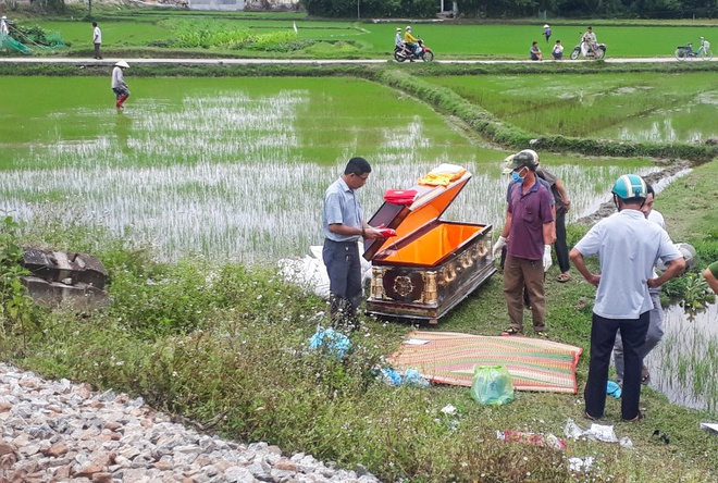 Thân nhân lo hậu sự cho nạn nhân