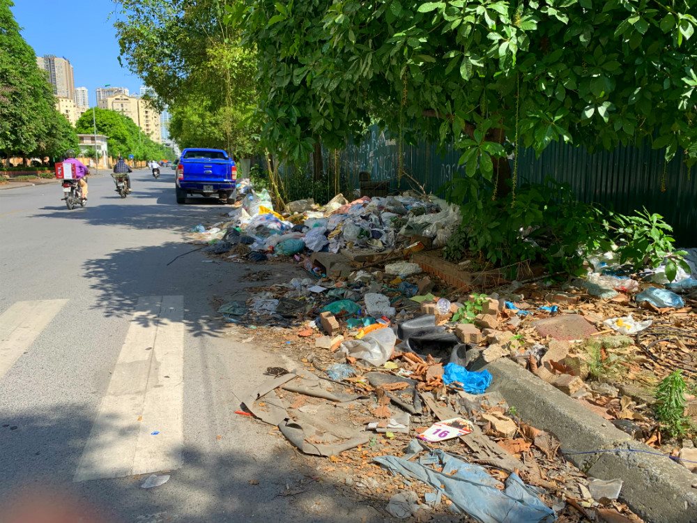 Quận Cầu Giấy (Hà Nội): Vỉa hè đường Nguyễn Quốc Trị biến thành nơi tập kết rác thải