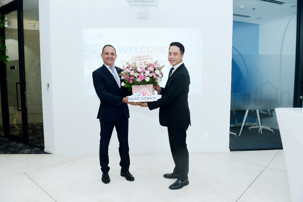 Ông Trần Đức Huy – Tổng giám đốc Saint-Gobain Việt Nam (bên phải) tặng hoa cảm ơn đến ông Vincent Floreani - Tổng Lãnh sự Cộng hòa Pháp tại Thành phố Hồ Chí Minh đã thăm văn phòng Saint-Gobain Việt Nam