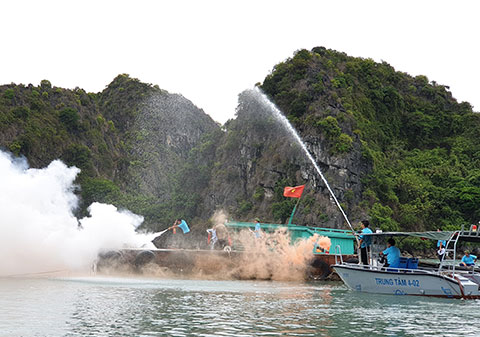 Diễn tập cứu nạn và ứng phó sự cố tràn dầu trên vịnh Hạ Long