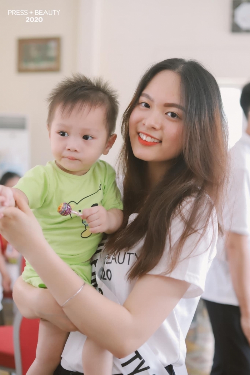 Chuyến đi đến Trung tâm bảo trợ số 4 của cô sinh viên trường Báo