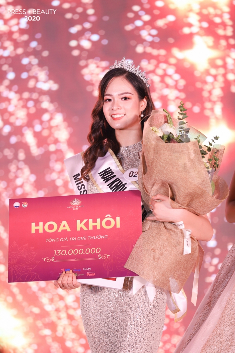 Khánh Linh đã vượt qua rất nhiều thí sinh khác để trở thành nữ sinh tài sắc nhất Học viện Bao chí và Tuyên truyền