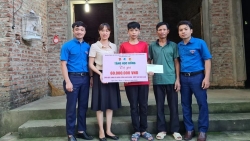Trao tặng học bổng “Thắp sáng ước mơ cho em”