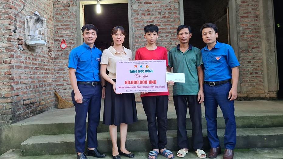 Trao tặng học bổng “Thắp sáng ước mơ cho em”