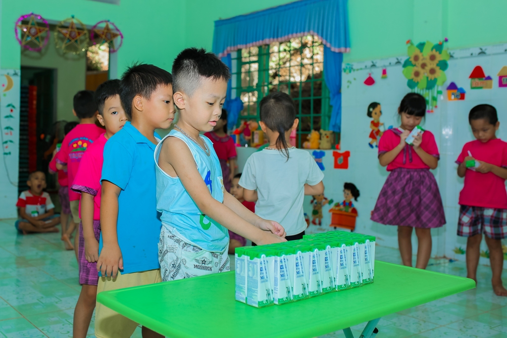 Các em học sinh mầm non huyện Nam Giang hào hứng tham gia giờ uống sữa tại lớp