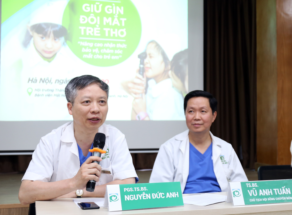 PGS. TS. BS Nguyễn Đức Anh, Trưởng khoa Khúc xạ tại Bệnh viện Mắt Hà Nội 2 phát biểu tại họp báo