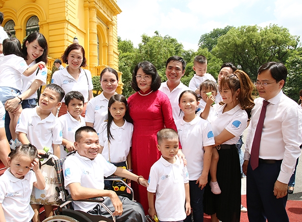 Phó Chủ tịch nước Đặng Thị Ngọc Thịnh và Bí thư Thường trực Trung ương Đoàn, Chủ tịch Trung ương Hội Liên hiệp Thanh niên Việt Nam Nguyễn Anh Tuấn chụp ảnh cùng các gia đình trẻ tiêu biểu năm 2020