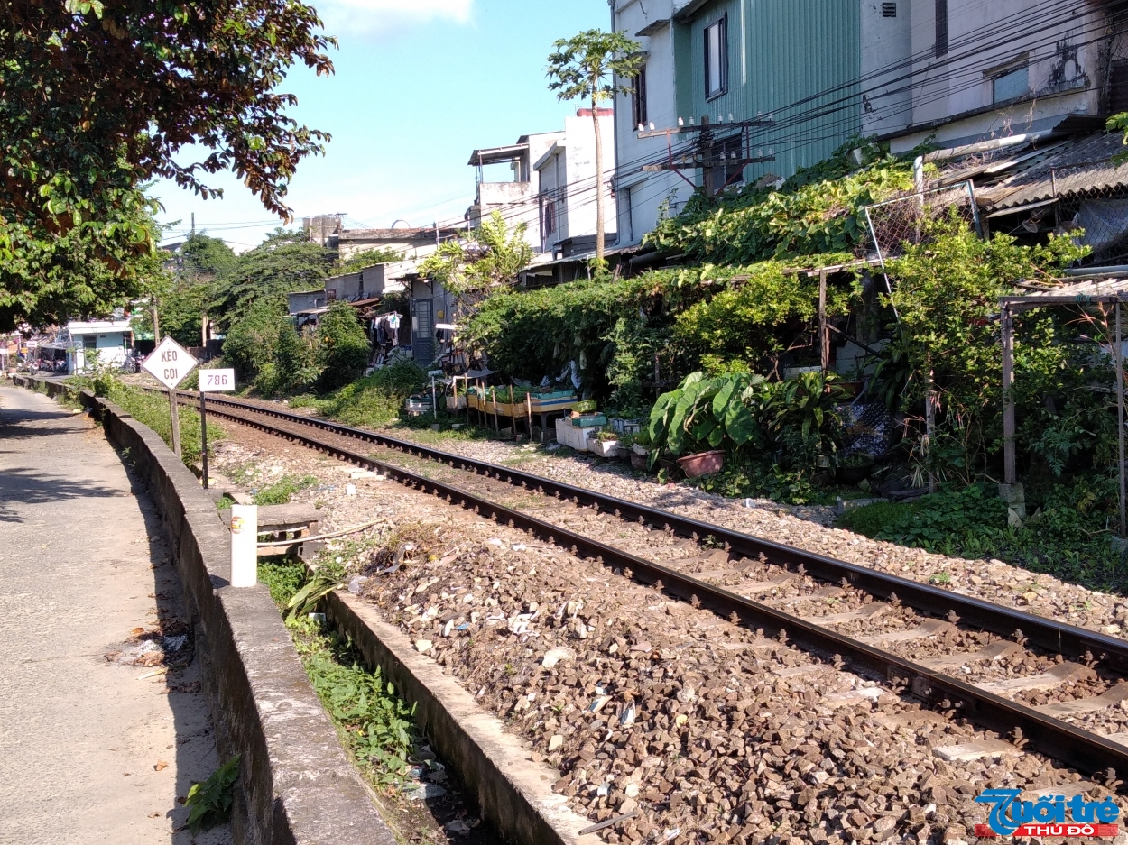 Tuyến đường sắt đi quan địa phận phường Hòa Khánh Nam