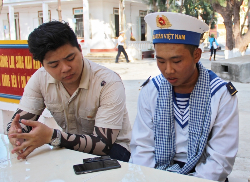 Phóng viên Phan Hà Linh phỏng vấn chiến sĩ trẻ tại điểm đảo thuộc huyện Trường Sa, tỉnh Khánh Hòa