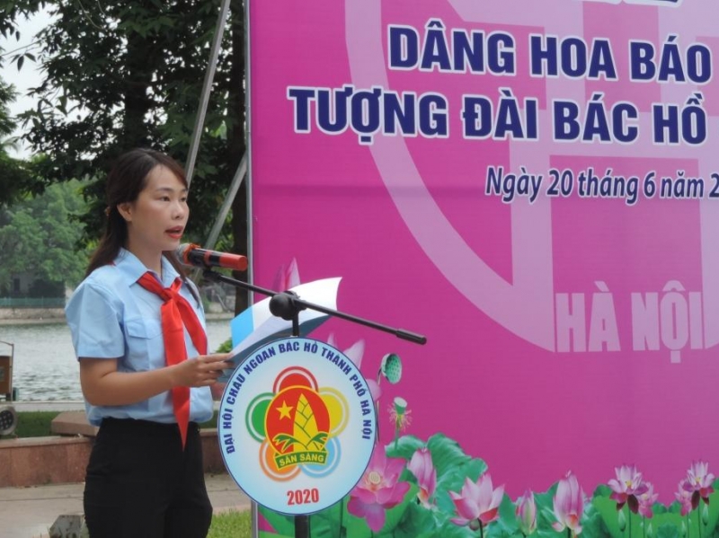 Chị Võ Thị Mai Anh, Phó Bí thư Quận đoàn, Chủ tịch Hội đồng Đội quận Hai Bà Trưng thay mặt thiếu nhi trong quận báo công dâng Bác