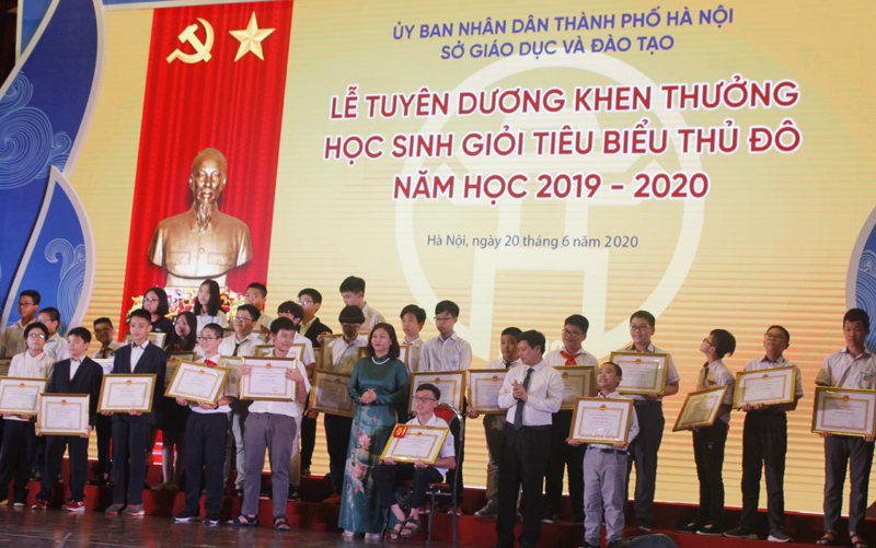 Trưởng ban Dân vận Thành ủy Nguyễn Thị Tuyến và Phó Chủ tịch UBND thành phố Hà Nội Ngô Văn Quý trao Bằng khen của UBND thành phố Hà Nội cho 33 học sinh tiểu học và trung học cơ sở đoạt giải quốc tế