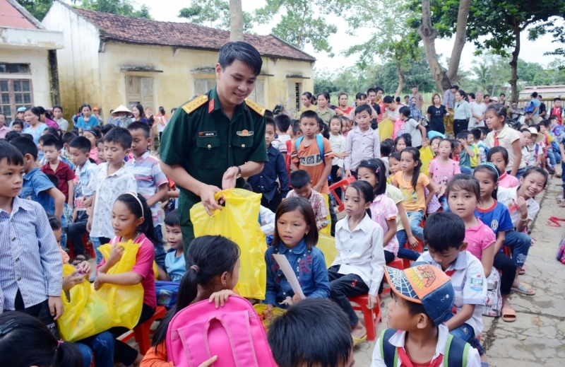 Thiếu tá, nhà báo Trần Duy Văn trong lần trao quà tặng quà ủng hộ học sinh vùng lũ ở huyện Cẩm Thủy, tỉnh Thanh Hóa