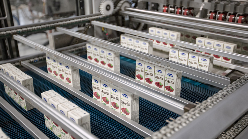 Dây chuyền sản xuất sản phẩm sữa đậu nành hạt trong nước và xuất khẩu tại nhà máy hiện đại của Vinamilk
