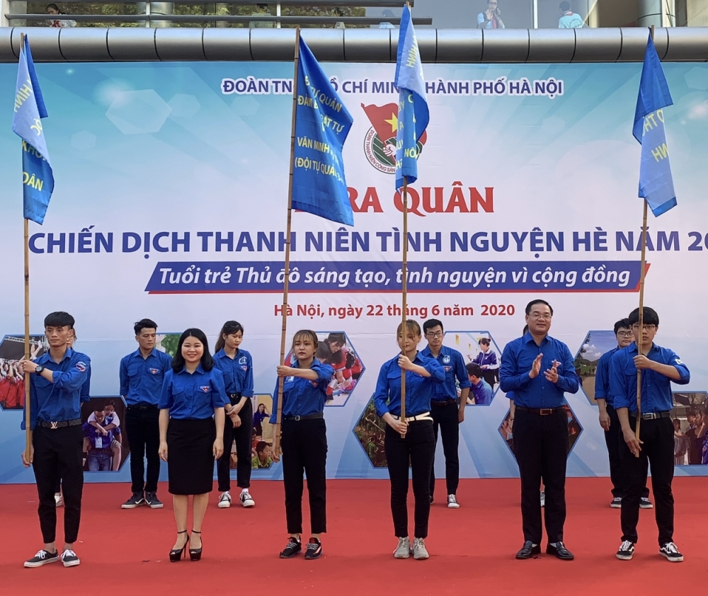 Cờ phát động được trao cho đội trưởng các 9 đội hình chuyên cấp thành phố sẽ ra quân thực hiện nhiều phần việc ý nghĩa trong Chiến dịch